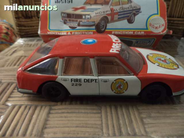 Triunfo TR 7 DHC RHD 1976 metálico beige 1:18 BOS /> Nueva