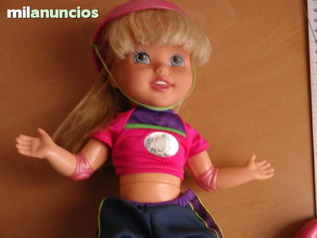 muñeca patinadora antigua