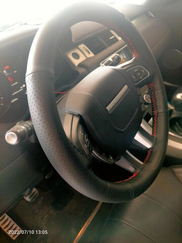 perforado Funda de volante a medida para Audi A5 en cuero negro liso