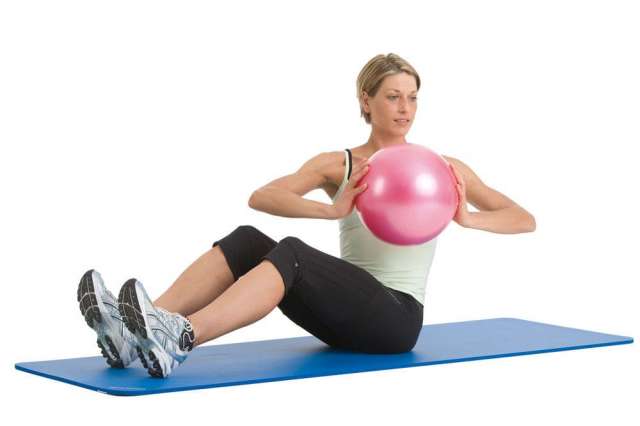 Pilates pequena pelota clase con