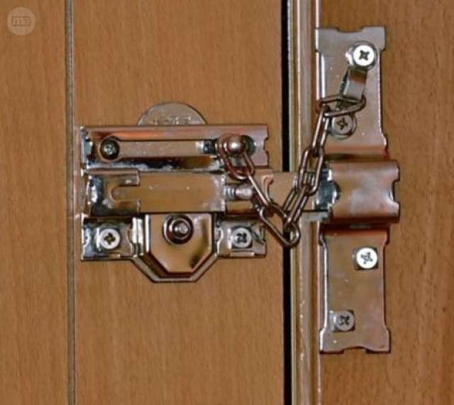 Poner cerrojo fac en puerta metalica
