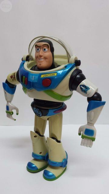 juguete de buzz lightyear con cinturon azul