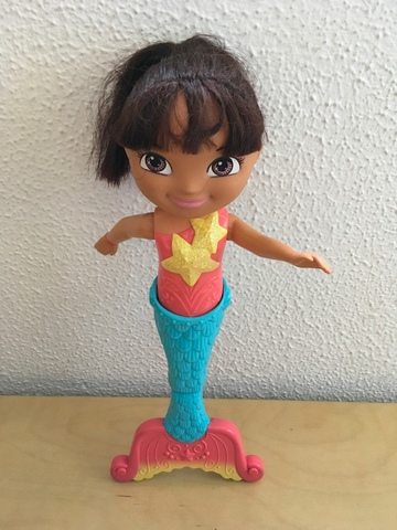 muñeca sirena nadadora