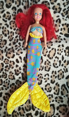 ariel sirena nadadora