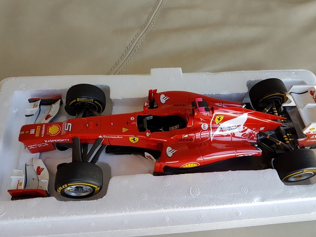 Vitrina de plástico para hasta 15 f1 ferrari modelos en escala 1:43 rojo Atlas