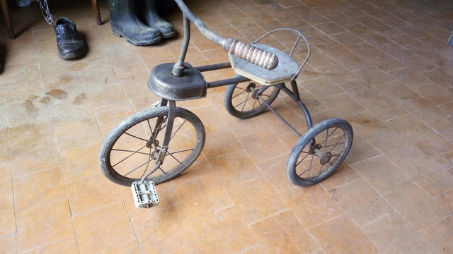 triciclo antiguo de hierro