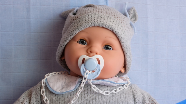 bebe reborn que abre y cierra los ojos