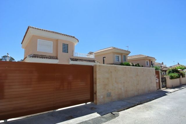 MIL ANUNCIOS.COM - Magnifico Chalet independiente de 300M2 en Los Altos