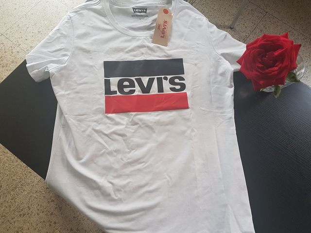 camiseta levis falsa