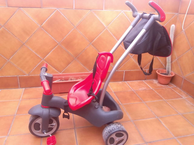 triciclo molto rojo