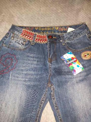 Pantalones cagados Desigual de segunda mano por 10 € en Pantalones cagados Desigual de segunda mano por 10 € en