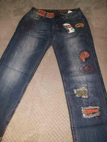 Pantalones cagados Desigual de segunda mano por 10 € en Pantalones cagados Desigual de segunda mano por 10 € en