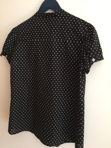 blusa negra con lunares blancos
