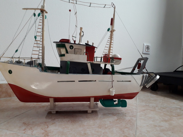 Barco de madera para pescar en la bañera, ideal para hacer