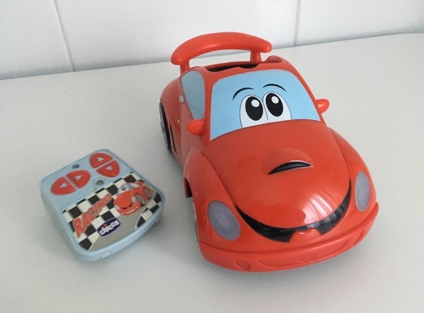 coche teledirigido chico