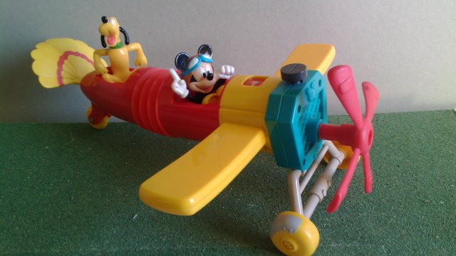 correpasillos avion mickey mouse