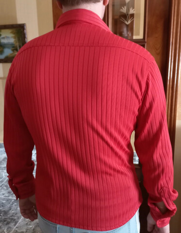 camisa roja de hombre
