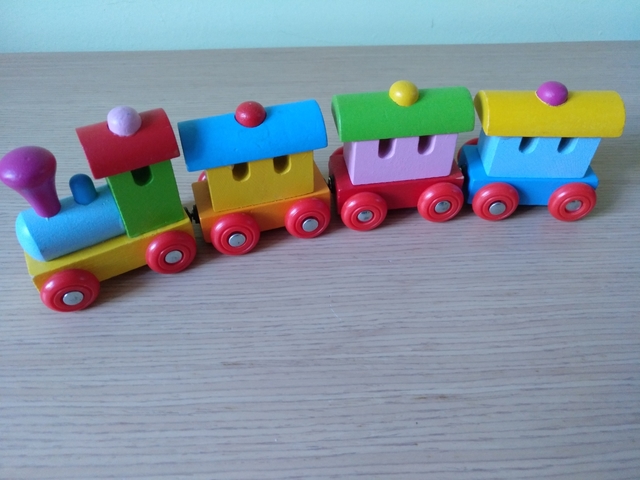 tren de madera con imanes