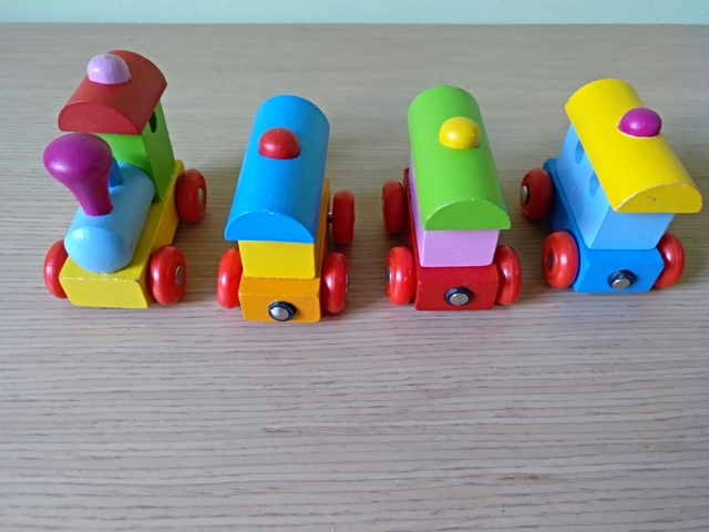 tren de madera con imanes