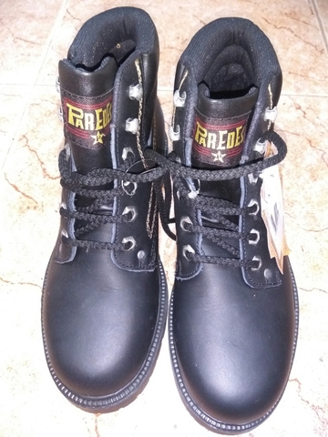 marcas de botas de piel