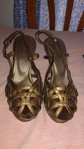 zapatos dorados de fiesta