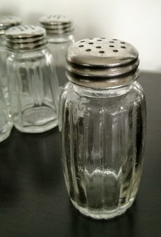 Bote para salero y pimentero Mekta cristal, con cuchara