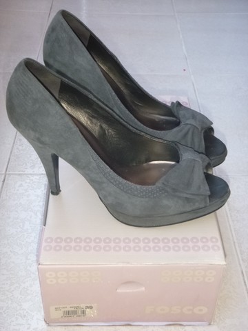 zapatos grises