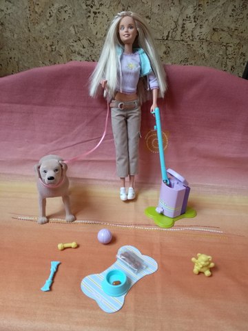 perrito de barbie que hace caca