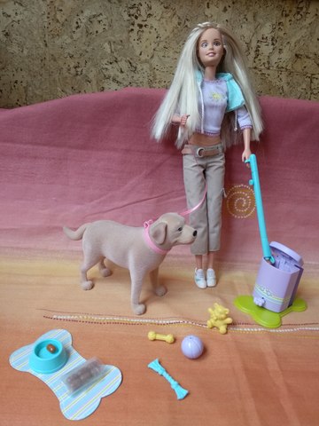 barbie perro caca