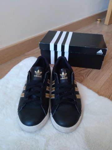 adidas negras y doradas mujer
