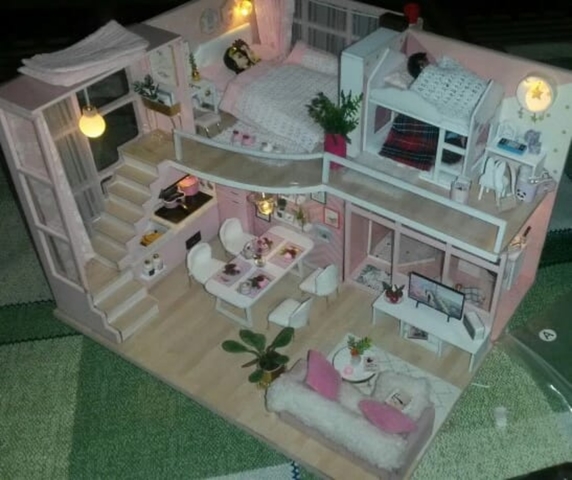 Terciopelo azul de casa de muñecas en miniatura de corona