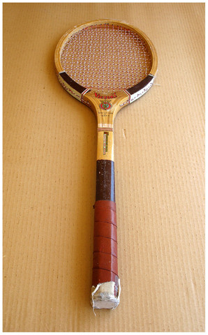 raqueta de madera antigua