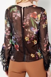 blusa transparente con flores