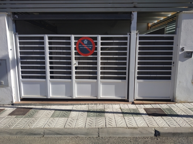 MIL ANUNCIOS.COM - Puerta garaje 4 hojas y puerta peatonal