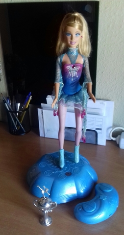 barbie patinadora sobre hielo