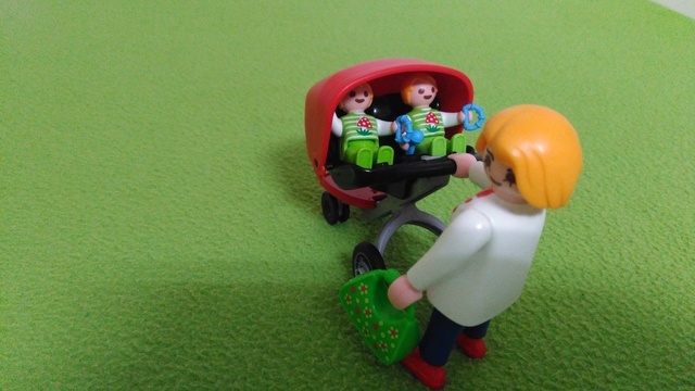 mama con carrito de gemelos playmobil