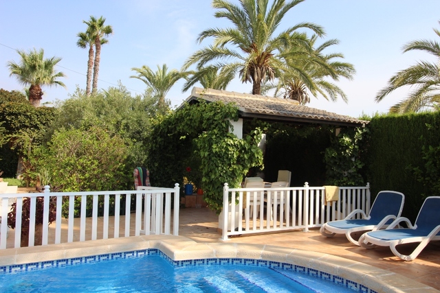 MIL ANUNCIOS.COM - Villa en esquina con 900m2 y piscina en Cabo Roig