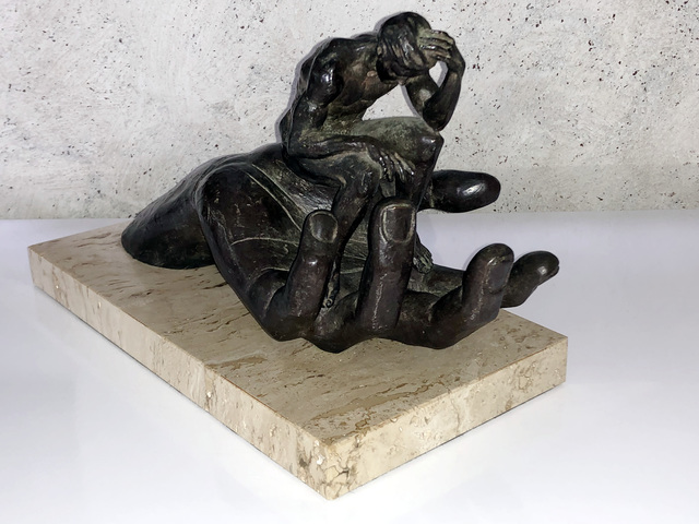 Escultura La Mano De Dios Lorenzo Quinn
