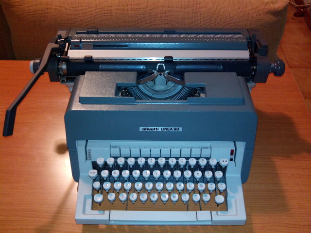 MÁQUINA DE ESCRIBIR OLIVETTI LINEA 98