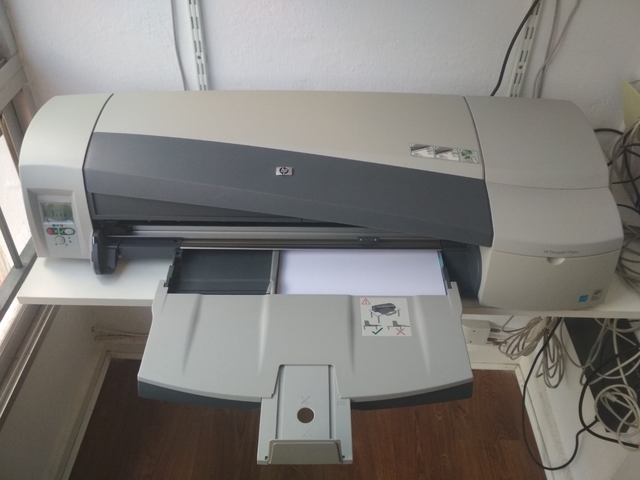 Как поменять бумагу на плоттере hp designjet 110 plus