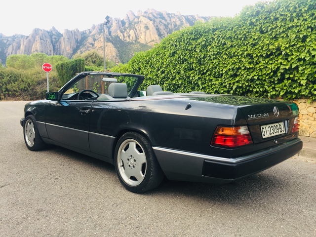 Mercedes Benz W 124-e 300 CE 24 V cabriolet 1992 azul negro 1:18 nuevo embalaje original