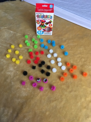 juego de bolitas peludas de colores