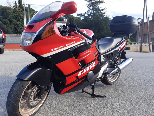 Honda cbr1000f sc24