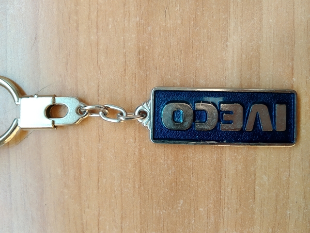 Iveco camiones llavero metal