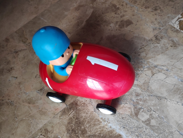 pocoyo en su coche