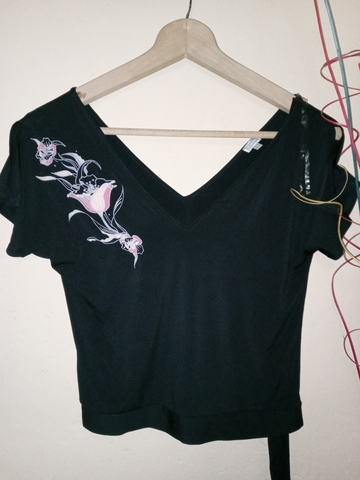 blusa negra corta