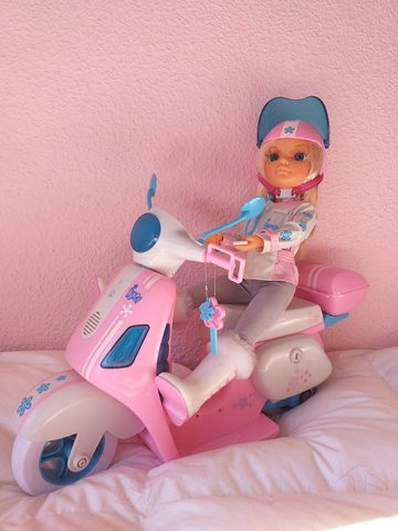 nancy y su scooter rosa