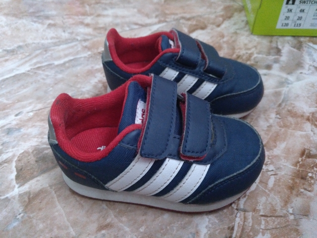 tenis adidas azul con rojo