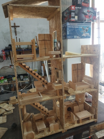 casa de muñecas con material reciclado