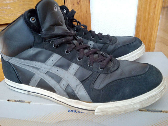 botas asics